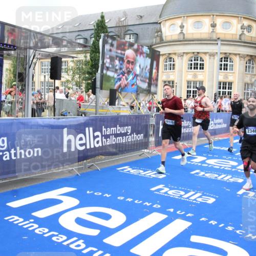 29.06.2025 - hella hamburg halbmarathon Michael Strokosch http://msf.ph/oto/8267427 29.06.2025 10:52:44 Ziel 2287, 2346, 2670, 3952, 3999, 5116, 7475, 9869, 10115, 11459, 11689, 12450, 12482, 13051, 14122, 16467, 18331 meine-sportfotos.de