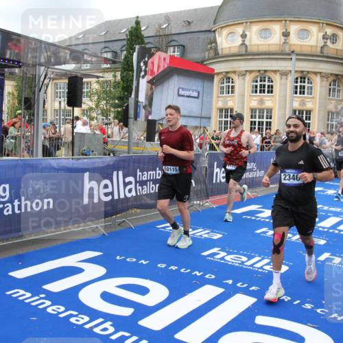 29.06.2025 - hella hamburg halbmarathon Michael Strokosch http://msf.ph/oto/8267454 29.06.2025 10:52:45 Ziel 2287, 2346, 2670, 3952, 3999, 5116, 5194, 7475, 9869, 10115, 11459, 11689, 12450, 12482, 13051, 14122, 14805, 16467, 18331, 19244 meine-sportfotos.de