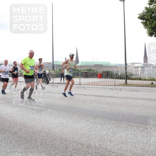 29.06.2025 - hella hamburg halbmarathon Lena Gebhardt http://msf.ph/oto/8267473 29.06.2025 10:34:46 Lombardsbrücke 1025, 1672, 2023, 2355, 2412, 2510, 2511, 2801, 3130, 3420, 4540, 4824, 4826, 4884, 5453, 5609, 6034, 6105, 6171, 6310, 6329, 6335, 6379, 6397, 6571, 6574, 6843, 7020, 7299, 7386, 7644, 7733, 8369, 8705, 8793, 8965, 9122, 9164, 9248, 9379, 9448, 9514, 10335, 10358, 10464, 10564, 10606, 10674, 11122, 11245, 11646, 11872, 12019, 12164, 12236, 12382, 12764, 13957, 15477, 16238, 16311, 16390, 16682, 16919, 17230, 18158, 18941 meine-sportfotos.de