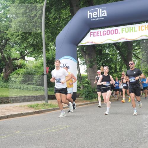 29.06.2025 - hella hamburg halbmarathon KatJ http://msf.ph/oto/8267535 29.06.2025 10:39:22 Zwischen KM18-KM19 4635, 6776, 7409 meine-sportfotos.de