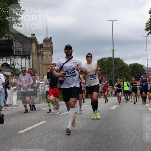 29.06.2025 - hella hamburg halbmarathon Yannick Fuchs http://msf.ph/oto/8267564 29.06.2025 10:48:52 20KM 1125, 1327, 1496, 1506, 1628, 2029, 2119, 2474, 2561, 2771, 2884, 2955, 3041, 3652, 3791, 3794, 3945, 4029, 4231, 4868, 4903, 4938, 5319, 6355, 6433, 6443, 6587, 6891, 6938, 8487, 8514, 8698, 8973, 10191, 10192, 10368, 10376, 11184, 11333, 11568, 11747, 11797, 11799, 11976, 12186, 12526, 12584, 12961, 13267, 13988, 14036, 14175, 14592, 14638, 14834, 14845, 14948, 15389, 15854, 15868, 15879, 16047, 16327, 17842, 18031, 18380 meine-sportfotos.de