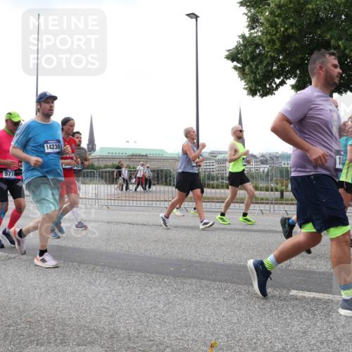 29.06.2025 - hella hamburg halbmarathon Lena Gebhardt http://msf.ph/oto/8267582 29.06.2025 10:46:15 Lombardsbrücke 1004, 1100, 1104, 1421, 1426, 1429, 1465, 1532, 1555, 1608, 1837, 1854, 1867, 1868, 2398, 2423, 2500, 2522, 2697, 2773, 2813, 2951, 2954, 2965, 3410, 4104, 4119, 4223, 4317, 4448, 4572, 5635, 5697, 5703, 5769, 5770, 5854, 5892, 6068, 6124, 6133, 6161, 6333, 6392, 6623, 7268, 7303, 7356, 7364, 7368, 7374, 7605, 7894, 7960, 7983, 8047, 8551, 8700, 9120, 9121, 9129, 9337, 9426, 9445, 10153, 10327, 10329, 10367, 10511, 11358, 11361, 11876, 11910, 12298, 12333, 12507, 12522 meine-sportfotos.de
