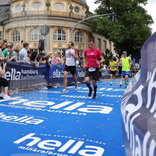 29.06.2025 - hella hamburg halbmarathon Strokosch-Dieckow http://msf.ph/oto/8267595 29.06.2025 10:45:41 Ziel 4345, 4854, 5047, 6071, 6290, 6711, 7385, 8668, 11291, 11495, 12154, 13975, 14374, 14764, 15666, 16617, 17332, 17674, 17835, 18862, 18878 meine-sportfotos.de