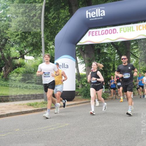 29.06.2025 - hella hamburg halbmarathon KatJ http://msf.ph/oto/8267627 29.06.2025 10:39:22 Zwischen KM18-KM19 4635, 6776, 7409 meine-sportfotos.de