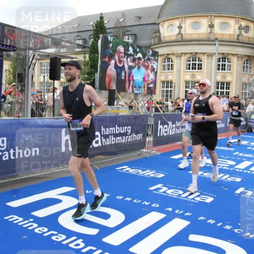 29.06.2025 - hella hamburg halbmarathon Michael Strokosch http://msf.ph/oto/8267637 29.06.2025 10:52:47 Ziel 2287, 2346, 3999, 5116, 5169, 5194, 7475, 8172, 9065, 9163, 9869, 10115, 11459, 12482, 14122, 14805, 16467, 17198, 18331, 19244 meine-sportfotos.de