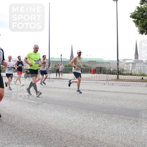 29.06.2025 - hella hamburg halbmarathon Lena Gebhardt http://msf.ph/oto/8267666 29.06.2025 10:34:46 Lombardsbrücke 1025, 1672, 2023, 2355, 2412, 2510, 2511, 2801, 3130, 3420, 4540, 4824, 4826, 4884, 5453, 5609, 6034, 6105, 6171, 6310, 6329, 6335, 6379, 6397, 6571, 6574, 6843, 7020, 7299, 7386, 7644, 7733, 8369, 8705, 8793, 8965, 9122, 9164, 9248, 9379, 9448, 9514, 10335, 10358, 10464, 10564, 10606, 10674, 11122, 11245, 11646, 11872, 12019, 12164, 12236, 12382, 12764, 13957, 15477, 16238, 16311, 16390, 16682, 16919, 17230, 18158, 18941 meine-sportfotos.de
