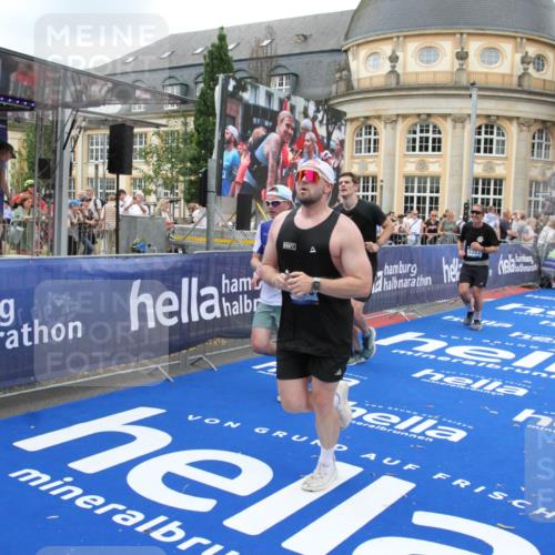 29.06.2025 - hella hamburg halbmarathon Michael Strokosch http://msf.ph/oto/8267708 29.06.2025 10:52:48 Ziel 2287, 3999, 5116, 5169, 5194, 7475, 8172, 9065, 9163, 9869, 11459, 12482, 14122, 14198, 14286, 14805, 16467, 17198, 18331, 19244 meine-sportfotos.de