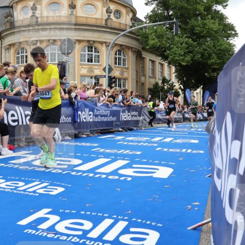 29.06.2025 - hella hamburg halbmarathon Strokosch-Dieckow http://msf.ph/oto/8267734 29.06.2025 10:45:44 Ziel 3477, 4345, 4854, 5047, 6071, 6290, 6711, 7385, 13975, 14374, 14764, 16617, 16624, 17332, 17674, 17835, 18862 meine-sportfotos.de
