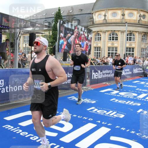 29.06.2025 - hella hamburg halbmarathon Michael Strokosch http://msf.ph/oto/8267775 29.06.2025 10:52:48 Ziel 2287, 3999, 5116, 5169, 5194, 7475, 8172, 9065, 9163, 9869, 11459, 12482, 14122, 14198, 14286, 14805, 16467, 17198, 18331, 19244 meine-sportfotos.de