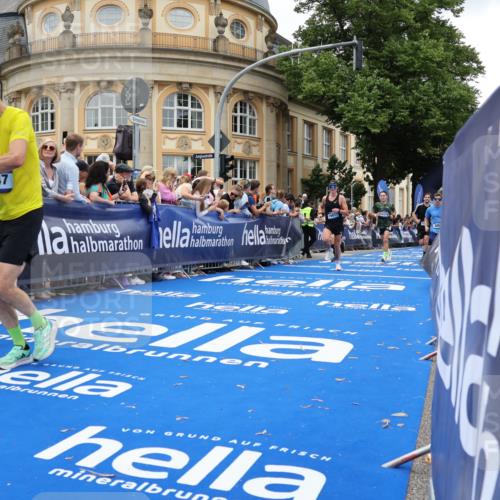 29.06.2025 - hella hamburg halbmarathon Strokosch-Dieckow http://msf.ph/oto/8267783 29.06.2025 10:45:45 Ziel 3477, 4345, 4854, 5047, 6071, 6290, 6711, 7385, 10792, 11821, 13975, 14374, 14764, 16617, 16624, 17332, 17674, 17835 meine-sportfotos.de