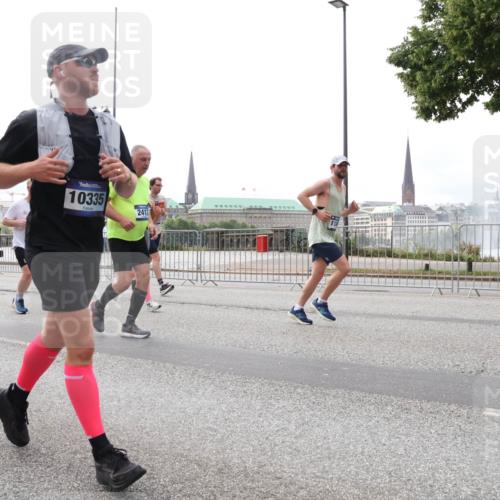 29.06.2025 - hella hamburg halbmarathon Lena Gebhardt http://msf.ph/oto/8267799 29.06.2025 10:34:47 Lombardsbrücke 1025, 1284, 1672, 1849, 2023, 2355, 2412, 2510, 2511, 2801, 3130, 3409, 3420, 4540, 4884, 5453, 5609, 6034, 6105, 6171, 6310, 6329, 6335, 6379, 6397, 6571, 6574, 6843, 7020, 7299, 7386, 7644, 7733, 8369, 8705, 8793, 8965, 9122, 9164, 9248, 9379, 9448, 9514, 10335, 10358, 10464, 10564, 10606, 10674, 11122, 11245, 11646, 11872, 12019, 12164, 12236, 12382, 12764, 13957, 15477, 16238, 16311, 16390, 16682, 16919, 17230, 18158, 18941 meine-sportfotos.de