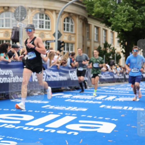 29.06.2025 - hella hamburg halbmarathon Strokosch-Dieckow http://msf.ph/oto/8267876 29.06.2025 10:45:46 Ziel 3477, 4345, 4854, 5047, 6071, 6290, 6711, 7385, 10792, 11821, 13975, 14374, 14911, 16617, 16624, 17332, 17835, 18185 meine-sportfotos.de