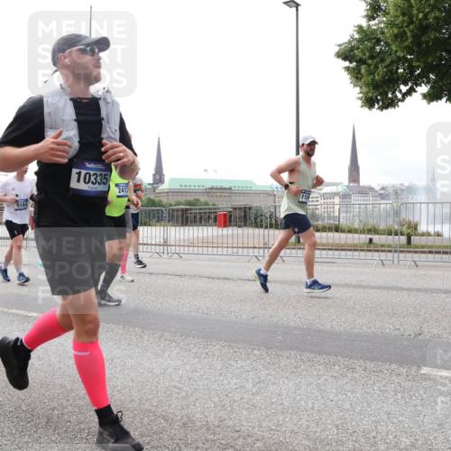 29.06.2025 - hella hamburg halbmarathon Lena Gebhardt http://msf.ph/oto/8267900 29.06.2025 10:34:47 Lombardsbrücke 1025, 1284, 1672, 1849, 2023, 2355, 2412, 2510, 2511, 2801, 3130, 3409, 3420, 4540, 4884, 5453, 5609, 6034, 6105, 6171, 6310, 6329, 6335, 6379, 6397, 6571, 6574, 6843, 7020, 7299, 7386, 7644, 7733, 8369, 8705, 8793, 8965, 9122, 9164, 9248, 9379, 9448, 9514, 10335, 10358, 10464, 10564, 10606, 10674, 11122, 11245, 11646, 11872, 12019, 12164, 12236, 12382, 12764, 13957, 15477, 16238, 16311, 16390, 16682, 16919, 17230, 18158, 18941 meine-sportfotos.de