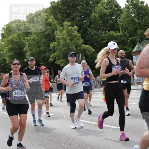 29.06.2025 - hella hamburg halbmarathon Jannik Wohlers http://msf.ph/oto/8267915 29.06.2025 10:33:37 Lombardsbrücke 1417, 1705, 1787, 2265, 2482, 2496, 2526, 2933, 3264, 3340, 3345, 3829, 3848, 4479, 4807, 5561, 5584, 5691, 6364, 6516, 6956, 7027, 7565, 8202, 8277, 8375, 8377, 8383, 8401, 9094, 9875, 9995, 10007, 10071, 10800, 11092, 11111, 11237, 11432, 11642, 11668, 12330, 12562, 12896, 13401, 13485, 13535, 13741, 13934, 14032, 14047, 14058, 14873, 14919, 15792, 15845, 16115, 16578, 17440, 17789, 17953, 18044, 19145, 19164 meine-sportfotos.de