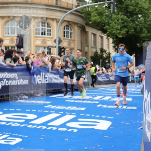 29.06.2025 - hella hamburg halbmarathon Strokosch-Dieckow http://msf.ph/oto/8267918 29.06.2025 10:45:47 Ziel 3477, 4345, 4854, 5047, 6290, 6532, 6711, 7385, 10792, 11821, 13975, 14374, 14911, 15149, 16617, 16624, 17332, 17835, 18185 meine-sportfotos.de