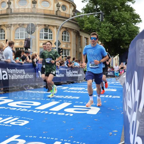 29.06.2025 - hella hamburg halbmarathon Strokosch-Dieckow http://msf.ph/oto/8267958 29.06.2025 10:45:47 Ziel 3477, 4345, 4854, 5047, 6290, 6532, 6711, 7385, 10792, 11821, 13975, 14374, 14911, 15149, 16617, 16624, 17332, 17835, 18185 meine-sportfotos.de
