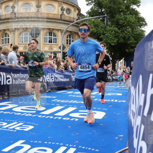29.06.2025 - hella hamburg halbmarathon Strokosch-Dieckow http://msf.ph/oto/8267984 29.06.2025 10:45:48 Ziel 3477, 4277, 4345, 4854, 5047, 6290, 6532, 7385, 10792, 11821, 13975, 14374, 14911, 15149, 16617, 16624, 17332, 17835, 18185, 19116 meine-sportfotos.de