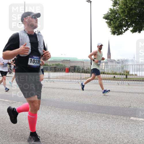 29.06.2025 - hella hamburg halbmarathon Lena Gebhardt http://msf.ph/oto/8267994 29.06.2025 10:34:47 Lombardsbrücke 1025, 1284, 1672, 1849, 2023, 2355, 2412, 2510, 2511, 2801, 3130, 3409, 3420, 4540, 4884, 5453, 5609, 6034, 6105, 6171, 6310, 6329, 6335, 6379, 6397, 6571, 6574, 6843, 7020, 7299, 7386, 7644, 7733, 8369, 8705, 8793, 8965, 9122, 9164, 9248, 9379, 9448, 9514, 10335, 10358, 10464, 10564, 10606, 10674, 11122, 11245, 11646, 11872, 12019, 12164, 12236, 12382, 12764, 13957, 15477, 16238, 16311, 16390, 16682, 16919, 17230, 18158, 18941 meine-sportfotos.de