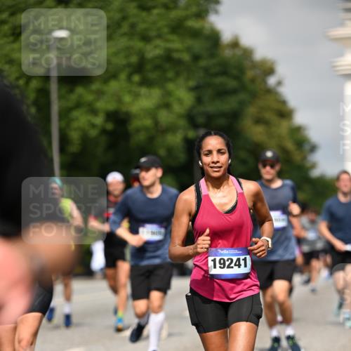 29.06.2025 - hella hamburg halbmarathon Dr. Thomas Lammeyer http://msf.ph/oto/8268000 29.06.2025 10:14:58 Kennedybrücke 1548, 1781, 2868, 4287, 5182, 5440, 5653, 5806, 8171, 8561, 8807, 8810, 10196, 11149 meine-sportfotos.de