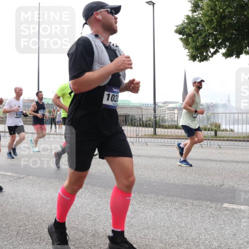 29.06.2025 - hella hamburg halbmarathon Lena Gebhardt http://msf.ph/oto/8268017 29.06.2025 10:34:47 Lombardsbrücke 1025, 1284, 1672, 1849, 2023, 2355, 2412, 2510, 2511, 2801, 3130, 3409, 3420, 4540, 4884, 5453, 5609, 6034, 6105, 6171, 6310, 6329, 6335, 6379, 6397, 6571, 6574, 6843, 7020, 7299, 7386, 7644, 7733, 8369, 8705, 8793, 8965, 9122, 9164, 9248, 9379, 9448, 9514, 10335, 10358, 10464, 10564, 10606, 10674, 11122, 11245, 11646, 11872, 12019, 12164, 12236, 12382, 12764, 13957, 15477, 16238, 16311, 16390, 16682, 16919, 17230, 18158, 18941 meine-sportfotos.de