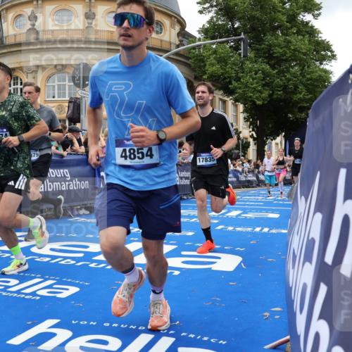 29.06.2025 - hella hamburg halbmarathon Strokosch-Dieckow http://msf.ph/oto/8268028 29.06.2025 10:45:48 Ziel 3477, 4277, 4345, 4854, 5047, 6290, 6532, 7385, 10792, 11821, 13975, 14374, 14911, 15149, 16617, 16624, 17332, 17835, 18185, 19116 meine-sportfotos.de