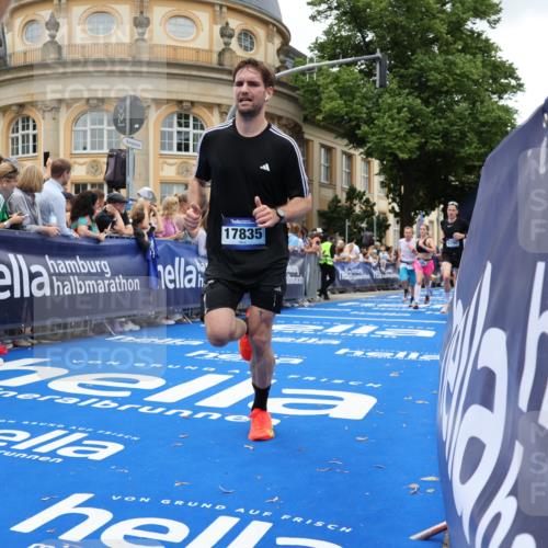 29.06.2025 - hella hamburg halbmarathon Strokosch-Dieckow http://msf.ph/oto/8268087 29.06.2025 10:45:48 Ziel 3477, 4277, 4345, 4854, 5047, 6290, 6532, 7385, 10792, 11821, 13975, 14374, 14911, 15149, 16617, 16624, 17332, 17835, 18185, 19116 meine-sportfotos.de