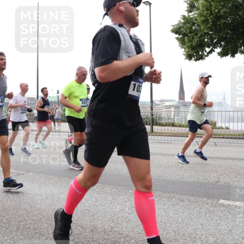 29.06.2025 - hella hamburg halbmarathon Lena Gebhardt http://msf.ph/oto/8268092 29.06.2025 10:34:47 Lombardsbrücke 1025, 1284, 1672, 1849, 2023, 2355, 2412, 2510, 2511, 2801, 3130, 3409, 3420, 4540, 4884, 5453, 5609, 6034, 6105, 6171, 6310, 6329, 6335, 6379, 6397, 6571, 6574, 6843, 7020, 7299, 7386, 7644, 7733, 8369, 8705, 8793, 8965, 9122, 9164, 9248, 9379, 9448, 9514, 10335, 10358, 10464, 10564, 10606, 10674, 11122, 11245, 11646, 11872, 12019, 12164, 12236, 12382, 12764, 13957, 15477, 16238, 16311, 16390, 16682, 16919, 17230, 18158, 18941 meine-sportfotos.de