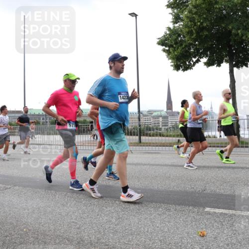 29.06.2025 - hella hamburg halbmarathon Lena Gebhardt http://msf.ph/oto/8268108 29.06.2025 10:46:16 Lombardsbrücke 1004, 1100, 1104, 1421, 1426, 1429, 1465, 1532, 1555, 1608, 1837, 1854, 1867, 1868, 2398, 2423, 2500, 2522, 2697, 2773, 2813, 2951, 2954, 2965, 3410, 3469, 4104, 4119, 4223, 4317, 4448, 4572, 5697, 5703, 5769, 5770, 5854, 5892, 6068, 6124, 6133, 6161, 6333, 6392, 6623, 7268, 7303, 7356, 7364, 7368, 7374, 7605, 7767, 7894, 7960, 7983, 8047, 8551, 8700, 9120, 9121, 9129, 9337, 9426, 9445, 10153, 10367, 10511, 11358, 11361, 11876, 11910, 12298, 12333, 12507, 12522 meine-sportfotos.de