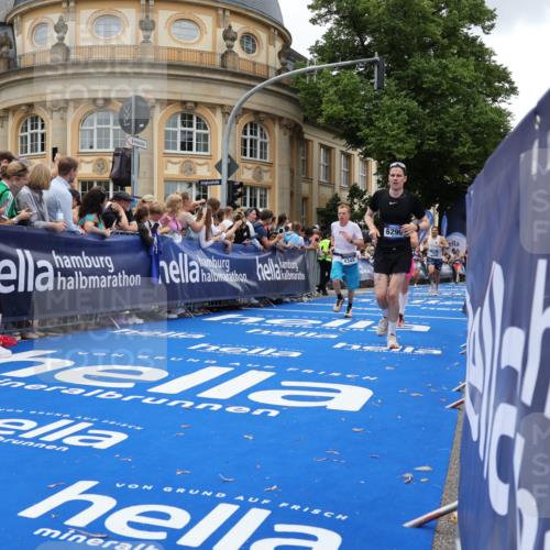29.06.2025 - hella hamburg halbmarathon Strokosch-Dieckow http://msf.ph/oto/8268179 29.06.2025 10:45:50 Ziel 3477, 4277, 4345, 4854, 5047, 6290, 6532, 7385, 8577, 8871, 10792, 11821, 12084, 13975, 14374, 14911, 15149, 16617, 16624, 17008, 17835, 18185, 19116 meine-sportfotos.de