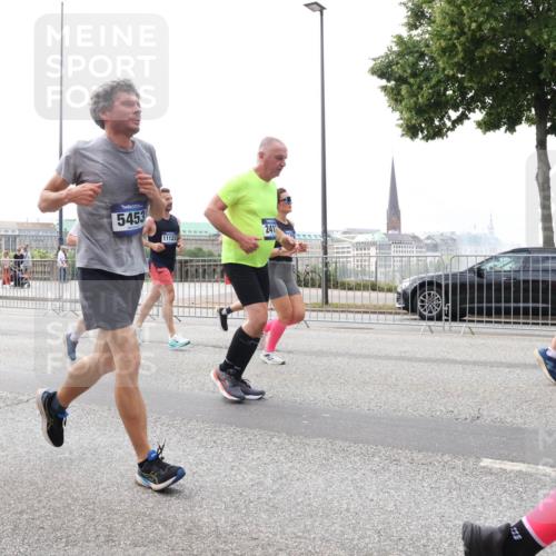 29.06.2025 - hella hamburg halbmarathon Lena Gebhardt http://msf.ph/oto/8268225 29.06.2025 10:34:48 Lombardsbrücke 1025, 1284, 1849, 2023, 2355, 2412, 2510, 2511, 3130, 3409, 3420, 4540, 4884, 5453, 5609, 6034, 6171, 6310, 6329, 6335, 6379, 6397, 6571, 6574, 6843, 7020, 7299, 7386, 7644, 7733, 8369, 8705, 8793, 9122, 9164, 9248, 9379, 9448, 9514, 10335, 10358, 10464, 10564, 10606, 10674, 11122, 11245, 11646, 11872, 12019, 12164, 12236, 12382, 12764, 13957, 15477, 16238, 16311, 16390, 16682, 16919, 17230, 18158, 18941 meine-sportfotos.de