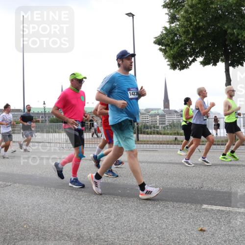 29.06.2025 - hella hamburg halbmarathon Lena Gebhardt http://msf.ph/oto/8268238 29.06.2025 10:46:16 Lombardsbrücke 1004, 1100, 1104, 1421, 1426, 1429, 1465, 1532, 1555, 1608, 1837, 1854, 1867, 1868, 2398, 2423, 2500, 2522, 2697, 2773, 2813, 2951, 2954, 2965, 3410, 3469, 4104, 4119, 4223, 4317, 4448, 4572, 5697, 5703, 5769, 5770, 5854, 5892, 6068, 6124, 6133, 6161, 6333, 6392, 6623, 7268, 7303, 7356, 7364, 7368, 7374, 7605, 7767, 7894, 7960, 7983, 8047, 8551, 8700, 9120, 9121, 9129, 9337, 9426, 9445, 10153, 10367, 10511, 11358, 11361, 11876, 11910, 12298, 12333, 12507, 12522 meine-sportfotos.de