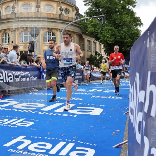 29.06.2025 - hella hamburg halbmarathon Strokosch-Dieckow http://msf.ph/oto/8268327 29.06.2025 10:45:53 Ziel 2189, 3477, 4277, 4345, 6290, 6532, 7385, 8269, 8577, 8871, 10792, 11821, 12084, 14462, 14911, 15149, 16624, 17008, 18185, 19116 meine-sportfotos.de