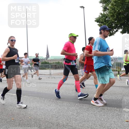 29.06.2025 - hella hamburg halbmarathon Lena Gebhardt http://msf.ph/oto/8268387 29.06.2025 10:46:16 Lombardsbrücke 1004, 1100, 1104, 1421, 1426, 1429, 1465, 1532, 1555, 1608, 1837, 1854, 1867, 1868, 2398, 2423, 2500, 2522, 2697, 2773, 2813, 2951, 2954, 2965, 3410, 3469, 4104, 4119, 4223, 4317, 4448, 4572, 5697, 5703, 5769, 5770, 5854, 5892, 6068, 6124, 6133, 6161, 6333, 6392, 6623, 7268, 7303, 7356, 7364, 7368, 7374, 7605, 7767, 7894, 7960, 7983, 8047, 8551, 8700, 9120, 9121, 9129, 9337, 9426, 9445, 10153, 10367, 10511, 11358, 11361, 11876, 11910, 12298, 12333, 12507, 12522 meine-sportfotos.de