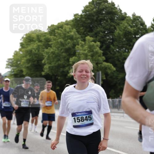 29.06.2025 - hella hamburg halbmarathon Jannik Wohlers http://msf.ph/oto/8268396 29.06.2025 10:33:41 Lombardsbrücke 1417, 1705, 1787, 2265, 2482, 2496, 2526, 2933, 3340, 3345, 3829, 3848, 4479, 4807, 5561, 5584, 5691, 6364, 7324, 7329, 8277, 9094, 9875, 10071, 10360, 10800, 11092, 11432, 11642, 11668, 12165, 12330, 12562, 12896, 13401, 13485, 13934, 14047, 14058, 14873, 14919, 15792, 15793, 15845, 15983, 16115, 16578, 17440, 17789, 17953, 18044, 19145, 19164 meine-sportfotos.de