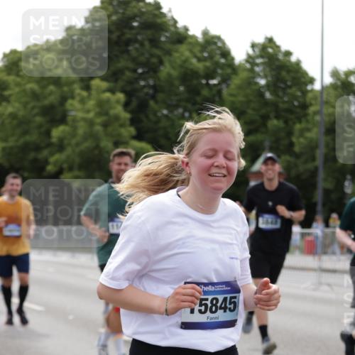 29.06.2025 - hella hamburg halbmarathon Jannik Wohlers http://msf.ph/oto/8268545 29.06.2025 10:33:41 Lombardsbrücke 1417, 1705, 1787, 2265, 2482, 2496, 2526, 2933, 3340, 3345, 3829, 3848, 4479, 4807, 5561, 5584, 5691, 6364, 7324, 7329, 8277, 9094, 9875, 10071, 10360, 10800, 11092, 11432, 11642, 11668, 12165, 12330, 12562, 12896, 13401, 13485, 13934, 14047, 14058, 14873, 14919, 15792, 15793, 15845, 15983, 16115, 16578, 17440, 17789, 17953, 18044, 19145, 19164 meine-sportfotos.de
