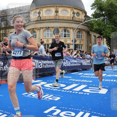29.06.2025 - hella hamburg halbmarathon Strokosch-Dieckow http://msf.ph/oto/8268684 29.06.2025 10:45:59 Ziel 2189, 4277, 5648, 6460, 6532, 8269, 8577, 8871, 9585, 10792, 11821, 11936, 12084, 12269, 13630, 14462, 14804, 14911, 15149, 17008, 18081, 18185, 18702, 19116 meine-sportfotos.de