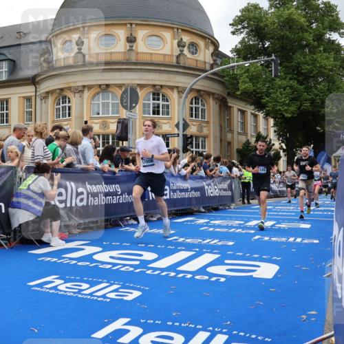 29.06.2025 - hella hamburg halbmarathon Strokosch-Dieckow http://msf.ph/oto/8268753 29.06.2025 10:46:01 Ziel 2189, 2707, 4277, 5648, 6460, 6532, 7961, 8269, 8577, 8871, 9585, 11125, 11936, 12084, 12269, 13630, 14462, 14804, 15149, 16136, 16466, 16475, 17008, 18081, 18702, 19116 meine-sportfotos.de