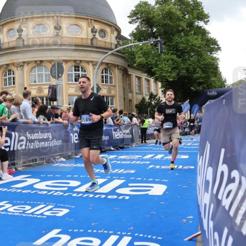 29.06.2025 - hella hamburg halbmarathon Strokosch-Dieckow http://msf.ph/oto/8268807 29.06.2025 10:46:02 Ziel 1759, 2189, 2707, 3087, 4277, 5648, 6460, 7961, 8269, 8577, 8871, 9585, 11125, 11936, 12084, 12269, 13630, 14462, 14804, 16136, 16466, 16475, 17008, 18081, 18702, 19116 meine-sportfotos.de