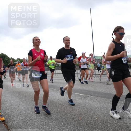 29.06.2025 - hella hamburg halbmarathon Lena Gebhardt http://msf.ph/oto/8268820 29.06.2025 10:46:17 Lombardsbrücke 1004, 1100, 1421, 1426, 1429, 1465, 1532, 1555, 1608, 1837, 1854, 1867, 1868, 2398, 2423, 2500, 2697, 2773, 2813, 2951, 2954, 3410, 3469, 4104, 4119, 4223, 4317, 4355, 4448, 4572, 5697, 5703, 5769, 5770, 5854, 5892, 6068, 6124, 6161, 6333, 6392, 7268, 7303, 7356, 7364, 7368, 7374, 7605, 7767, 7894, 7960, 7983, 8047, 8551, 8700, 9120, 9121, 9129, 9337, 9426, 9445, 10153, 10230, 10367, 10511, 11358, 11361, 11876, 11910, 12298, 12333, 12507, 12522, 13969, 15852 meine-sportfotos.de