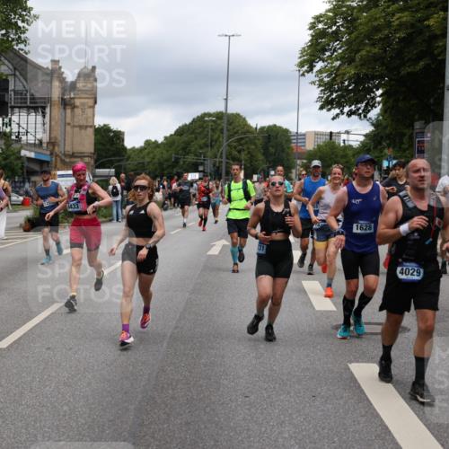 29.06.2025 - hella hamburg halbmarathon Yannick Fuchs http://msf.ph/oto/8268855 29.06.2025 10:48:57 20KM 1125, 1496, 1506, 1628, 2029, 2119, 2252, 2448, 2474, 2561, 2771, 2884, 2955, 3041, 3652, 3791, 3794, 3945, 4029, 4231, 4616, 4868, 4903, 4938, 5319, 6355, 6433, 6443, 6587, 6891, 6938, 8487, 8514, 8618, 8973, 10044, 10368, 10376, 11184, 11333, 11568, 11747, 11797, 11799, 11976, 12483, 12526, 12584, 12961, 13267, 13988, 14036, 14175, 14592, 14638, 14834, 14845, 14909, 14948, 15389, 15854, 15868, 15896, 16047, 16110, 16327, 17842, 18031, 18190, 18380 meine-sportfotos.de