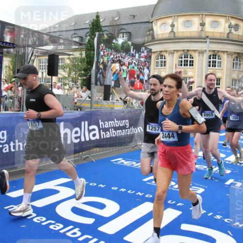 29.06.2025 - hella hamburg halbmarathon Michael Strokosch http://msf.ph/oto/8268861 29.06.2025 10:52:57 Ziel 1257, 1258, 1657, 2099, 2444, 2814, 2910, 4557, 4558, 4770, 5077, 5907, 8139, 8720, 8955, 10724, 10811, 11217, 11992, 14198, 14286, 15430, 18720 meine-sportfotos.de