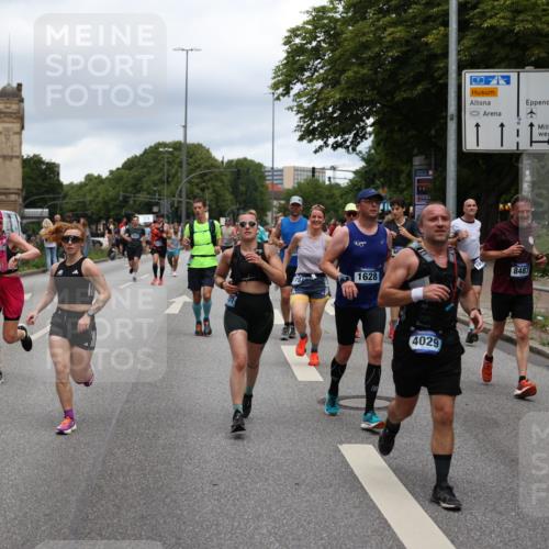 29.06.2025 - hella hamburg halbmarathon Yannick Fuchs http://msf.ph/oto/8268912 29.06.2025 10:48:57 20KM 1125, 1496, 1506, 1628, 2029, 2119, 2252, 2448, 2474, 2561, 2771, 2884, 2955, 3041, 3652, 3791, 3794, 3945, 4029, 4231, 4616, 4868, 4903, 4938, 5319, 6355, 6433, 6443, 6587, 6891, 6938, 8487, 8514, 8618, 8973, 10044, 10368, 10376, 11184, 11333, 11568, 11747, 11797, 11799, 11976, 12483, 12526, 12584, 12961, 13267, 13988, 14036, 14175, 14592, 14638, 14834, 14845, 14909, 14948, 15389, 15854, 15868, 15896, 16047, 16110, 16327, 17842, 18031, 18190, 18380 meine-sportfotos.de
