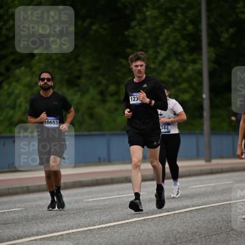 29.06.2025 - hella hamburg halbmarathon Dr. Thomas Lammeyer http://msf.ph/oto/8268969 29.06.2025 10:35:48 Kennedybrücke 1235, 1844, 2672, 2831, 2832, 3358, 3396, 3424, 3571, 3681, 4877, 4953, 5165, 5350, 5496, 5846, 5965, 6160, 6344, 6573, 6640, 7295, 7334, 7816, 8304, 8538, 8806, 9078, 9104, 9183, 9478, 9882, 9883, 10148, 10240, 10421, 10435, 10653, 11178 meine-sportfotos.de