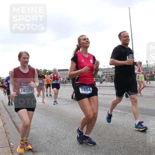 29.06.2025 - hella hamburg halbmarathon Lena Gebhardt http://msf.ph/oto/8269020 29.06.2025 10:46:17 Lombardsbrücke 1004, 1100, 1421, 1426, 1429, 1465, 1532, 1555, 1608, 1837, 1854, 1867, 1868, 2398, 2423, 2500, 2697, 2773, 2813, 2951, 2954, 3410, 3469, 4104, 4119, 4223, 4317, 4355, 4448, 4572, 5697, 5703, 5769, 5770, 5854, 5892, 6068, 6124, 6161, 6333, 6392, 7268, 7303, 7356, 7364, 7368, 7374, 7605, 7767, 7894, 7960, 7983, 8047, 8551, 8700, 9120, 9121, 9129, 9337, 9426, 9445, 10153, 10230, 10367, 10511, 11358, 11361, 11876, 11910, 12298, 12333, 12507, 12522, 13969, 15852 meine-sportfotos.de