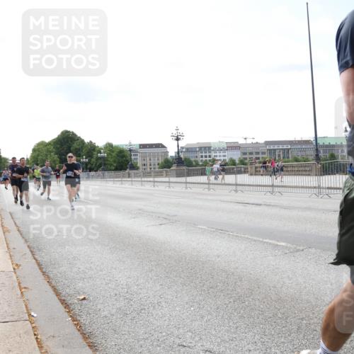 29.06.2025 - hella hamburg halbmarathon Lena Gebhardt http://msf.ph/oto/8269126 29.06.2025 10:11:16 Lombardsbrücke 1166, 1723, 1781, 1866, 2868, 3837, 4287, 5254, 5653, 7271, 7370, 8115, 8171, 8206, 8207, 8368, 8561, 9119, 9169, 9829, 10196, 10372, 11149, 11321, 11755, 12286, 12426, 12556, 12571, 12790, 12836, 13594, 13603, 13939, 14008, 14022, 14149, 14270, 15009, 15214, 15252, 15797, 15908, 16383, 17142, 17500, 17787, 18382, 19172, 19241 meine-sportfotos.de