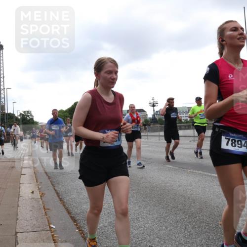 29.06.2025 - hella hamburg halbmarathon Lena Gebhardt http://msf.ph/oto/8269259 29.06.2025 10:46:17 Lombardsbrücke 1004, 1100, 1421, 1426, 1429, 1465, 1532, 1555, 1608, 1837, 1854, 1867, 1868, 2398, 2423, 2500, 2697, 2773, 2813, 2951, 2954, 3410, 3469, 4104, 4119, 4223, 4317, 4355, 4448, 4572, 5697, 5703, 5769, 5770, 5854, 5892, 6068, 6124, 6161, 6333, 6392, 7268, 7303, 7356, 7364, 7368, 7374, 7605, 7767, 7894, 7960, 7983, 8047, 8551, 8700, 9120, 9121, 9129, 9337, 9426, 9445, 10153, 10230, 10367, 10511, 11358, 11361, 11876, 11910, 12298, 12333, 12507, 12522, 13969, 15852 meine-sportfotos.de