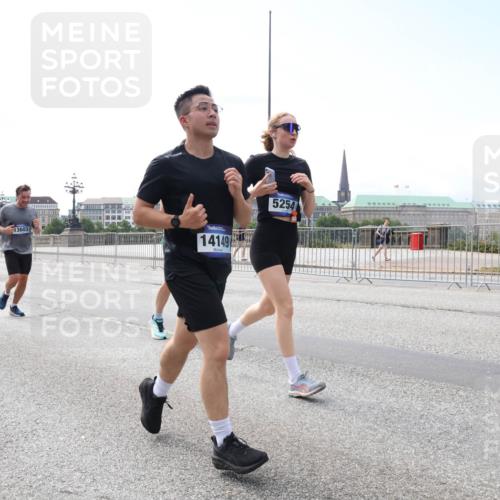 29.06.2025 - hella hamburg halbmarathon Lena Gebhardt http://msf.ph/oto/8269700 29.06.2025 10:11:20 Lombardsbrücke 1166, 1723, 1781, 1866, 2868, 3837, 4287, 5254, 5653, 7271, 7370, 8115, 8171, 8206, 8207, 8368, 8561, 8807, 8810, 9119, 10196, 10372, 11149, 11321, 11755, 12286, 12426, 12556, 12571, 12790, 12836, 13603, 13939, 14008, 14022, 14149, 14270, 15009, 15252, 15797, 15908, 16383, 17142, 17500, 17787, 18382, 19172, 19241 meine-sportfotos.de