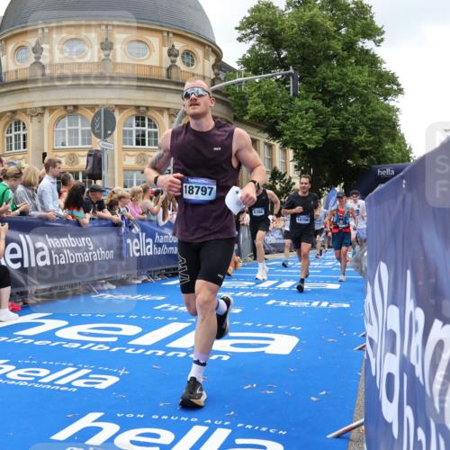 29.06.2025 - hella hamburg halbmarathon Strokosch-Dieckow http://msf.ph/oto/8269732 29.06.2025 10:46:15 Ziel 1569, 1600, 1759, 2048, 2590, 2707, 3056, 3087, 4949, 6388, 6691, 7450, 8142, 9497, 10796, 11094, 11125, 12171, 12651, 13698, 14200, 14262, 16127, 16136, 16466, 16475, 17190, 18118, 18211, 18797 meine-sportfotos.de