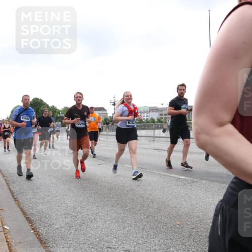 29.06.2025 - hella hamburg halbmarathon Lena Gebhardt http://msf.ph/oto/8269748 29.06.2025 10:46:18 Lombardsbrücke 1004, 1100, 1421, 1426, 1429, 1465, 1532, 1555, 1608, 1837, 1867, 1868, 2398, 2423, 2500, 2697, 2773, 2813, 2951, 2954, 3410, 3469, 4104, 4119, 4223, 4355, 4448, 4572, 5697, 5703, 5769, 5770, 5854, 5892, 6068, 6124, 6161, 6333, 6392, 7303, 7356, 7364, 7368, 7374, 7605, 7767, 7894, 7960, 7983, 8047, 8551, 8700, 9120, 9121, 9129, 9337, 9426, 9445, 10153, 10230, 10367, 10511, 11358, 11361, 11876, 11910, 12298, 12333, 12507, 12522, 13969, 14261, 15852 meine-sportfotos.de