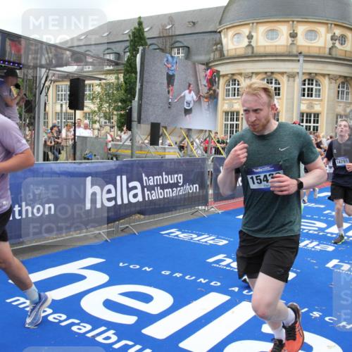 29.06.2025 - hella hamburg halbmarathon Michael Strokosch http://msf.ph/oto/8269790 29.06.2025 10:53:04 Ziel 3059, 3258, 3334, 4121, 4770, 5907, 7509, 7864, 8587, 9093, 9537, 12155, 12367, 12519, 12910, 14791, 15430, 18590, 18720 meine-sportfotos.de